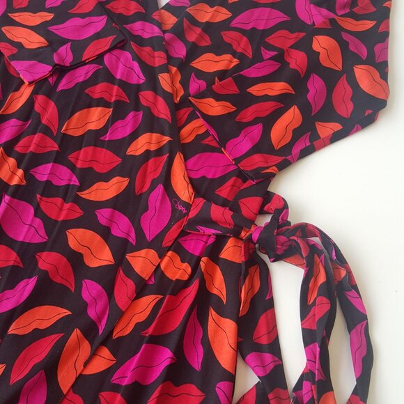 Diane von Furstenberg ! Julian Lip-Print Silk Wrap Dress (M) - Picture 6 of 12